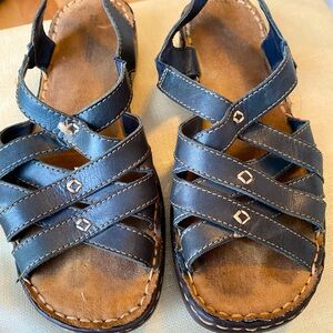Naturalizer 7 1/2 to 8 leather navy sandal, still has extra excellent wear